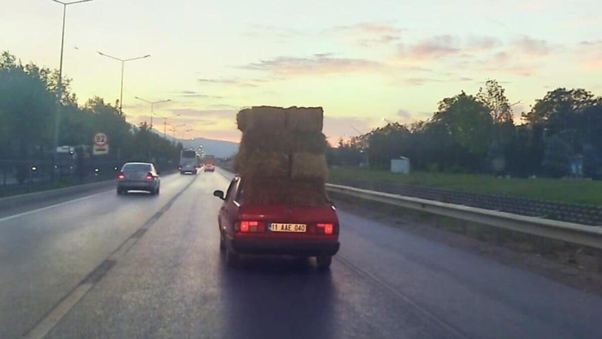 Bursa’da saman balyalarıyla seyahat eden otomobil sürücüsü kamerada