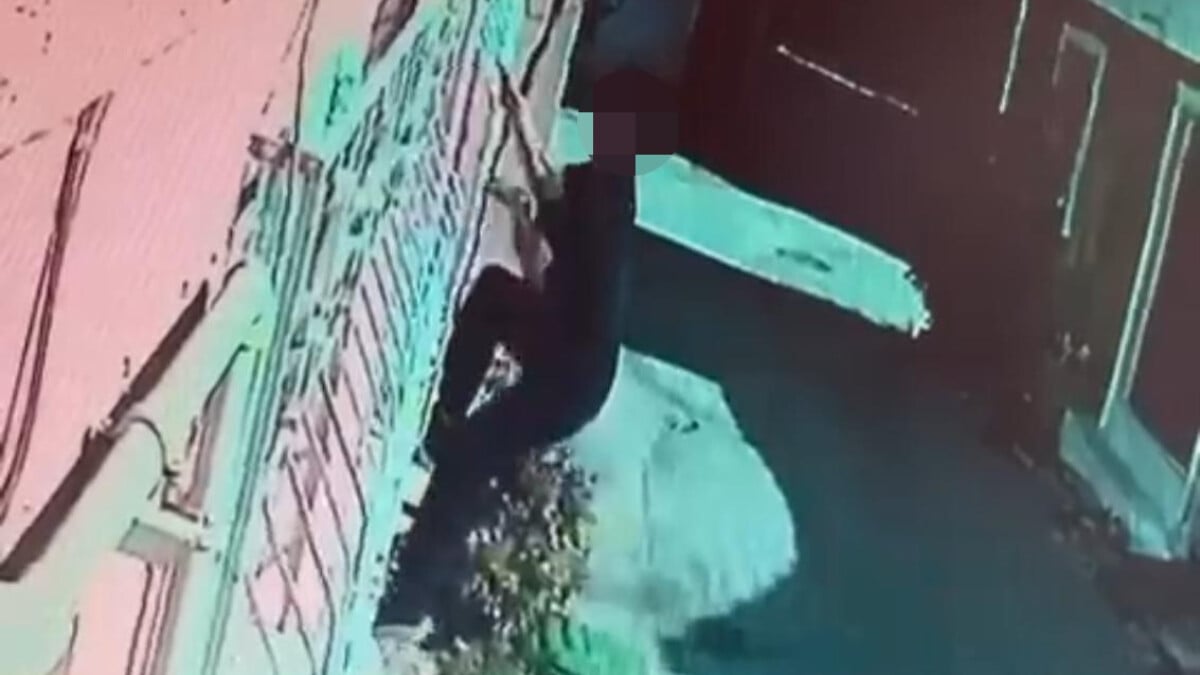 Bursa’da tırmanarak çıktığı evden kıyafet çaldı