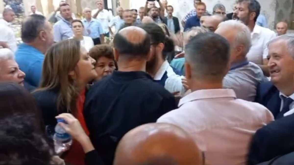 CHP’nin Afyonkarahisar kongresinde gerginlik! Milletvekili  Burcu Köksal bayıldı…