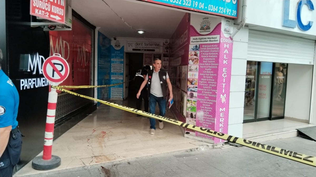 Çorum’da boşandığı eşini bıçakladı, parka gidip oturdu