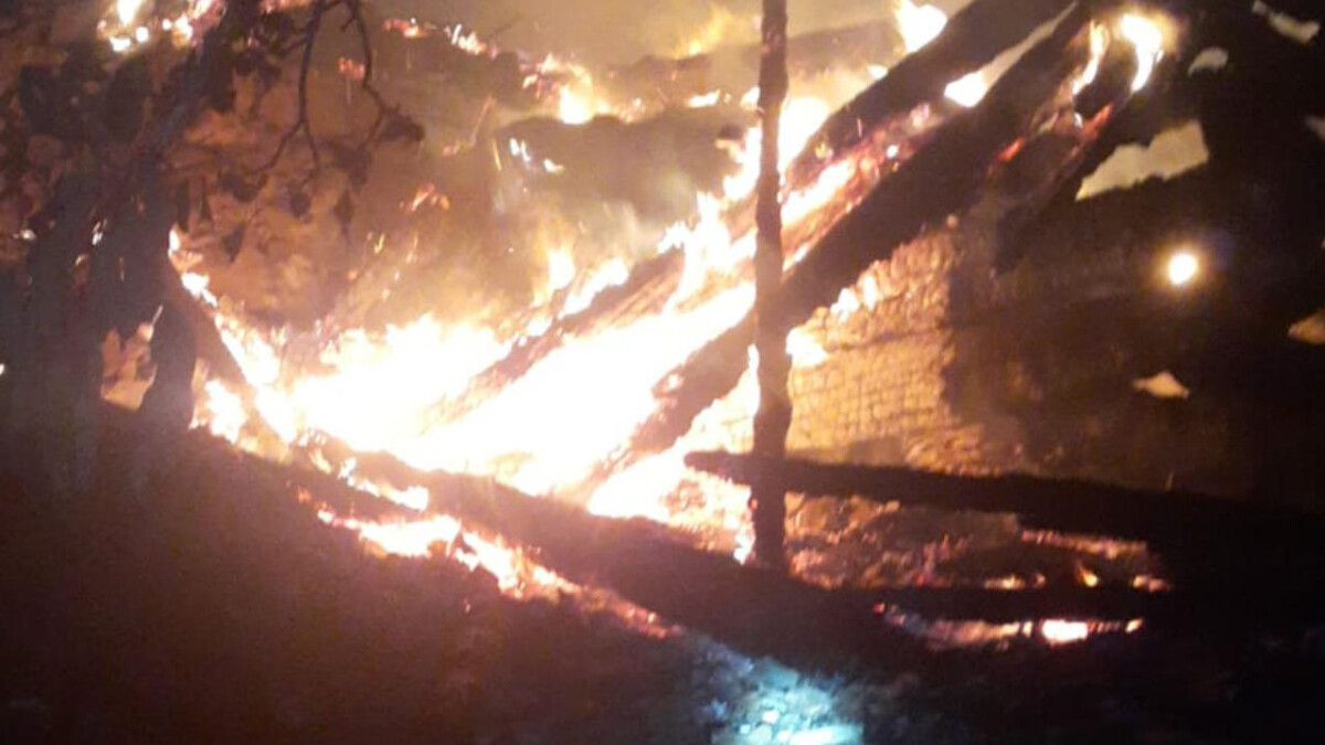 Çorum’da çıkan yangında 2 ev ve 1 samanlık kül oldu