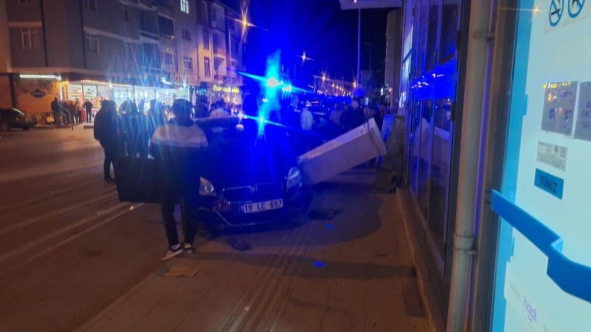 Çorum’da kazaya karışan otomobiller markete daldı: 2 yaralı