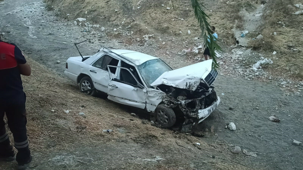 Çorum’da virajı alamayan otomobil dereye uçtu: 1 yaralı