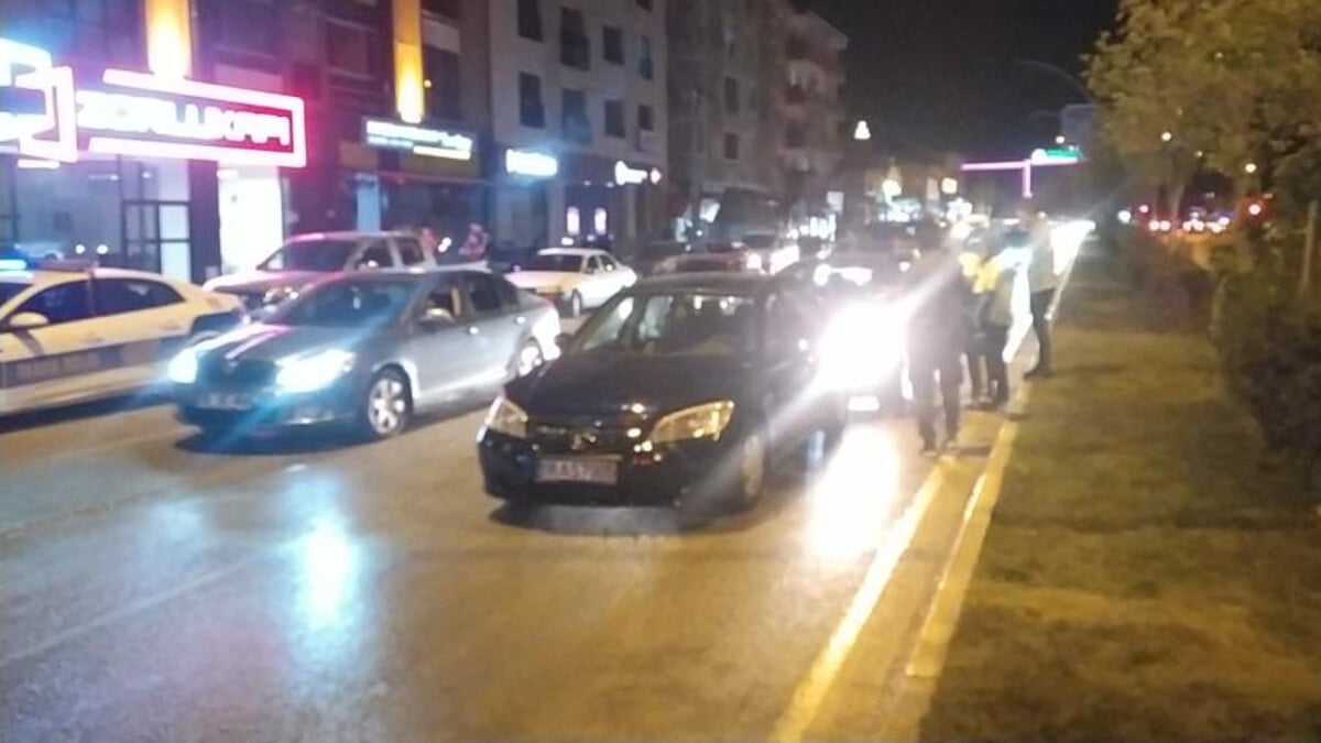 Çorum’da zincirleme kazaya karışan sürücü sırtından ve kolundan bıçaklandı