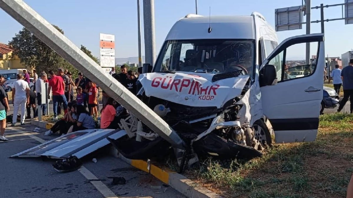 Denizli’de öğrenci servisi iki otomobile çarptı: 3 kişi yaralandı
