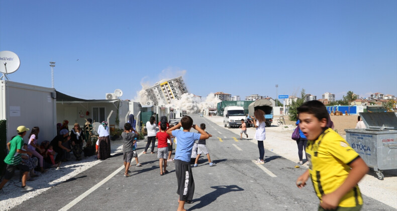 Depremin vurduğu Malatya’daki hasarlı bina, patlayıcılarla yere serildi