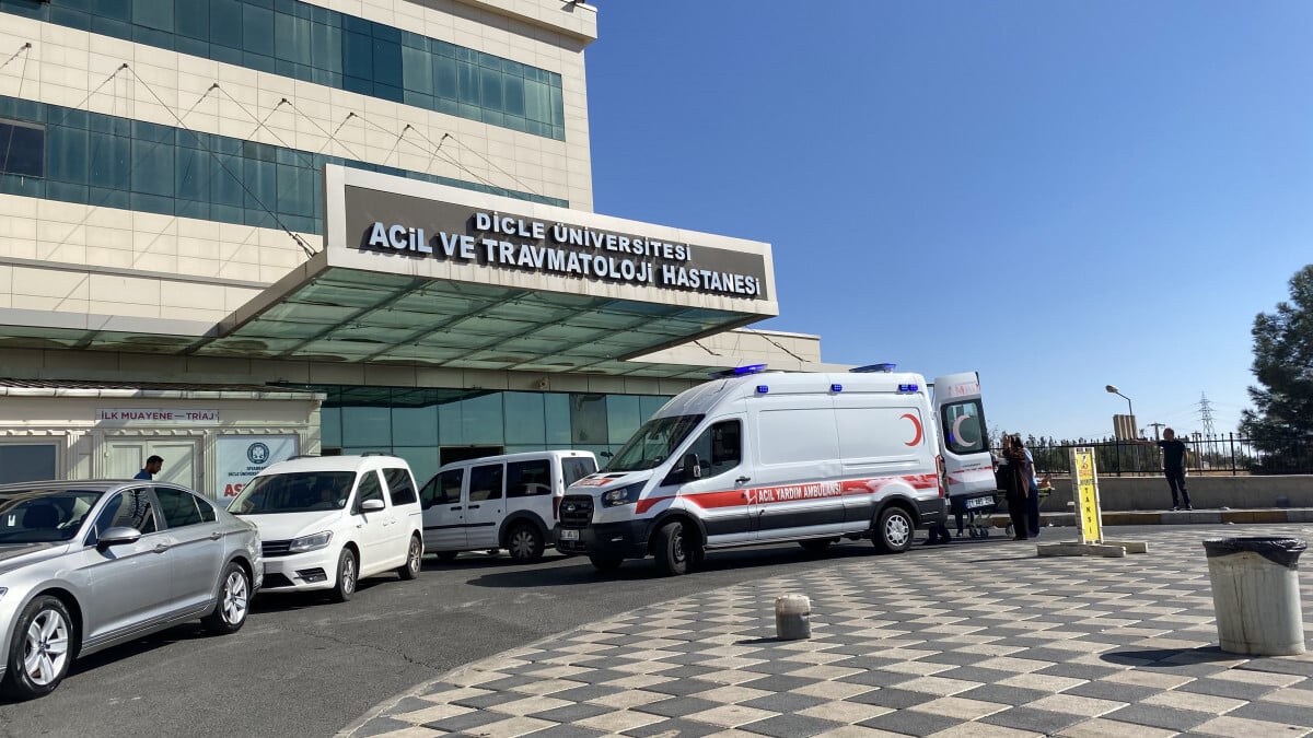 Diyarbakır’da dekan yardımcısı, eski öğrencisi tarafından bıçaklandı