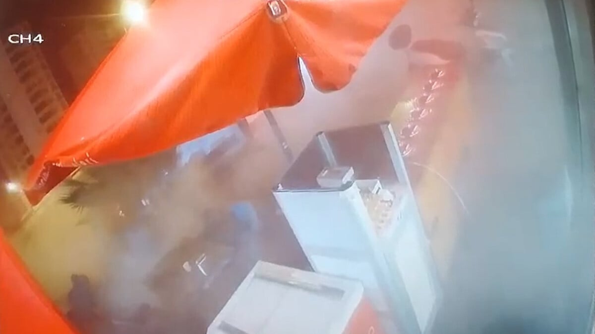 Diyarbakır’da kontrolden çıkan minibüsün pastaneye girdiği an