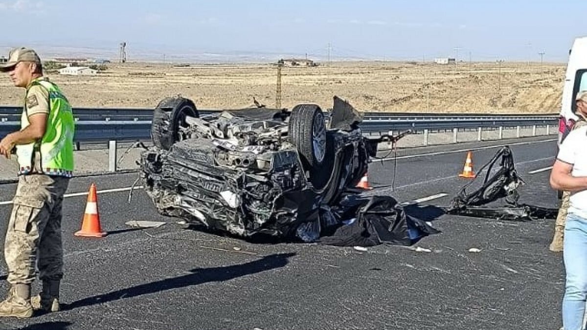 Diyarbakır’da lastiği patlayan araç kontrolden çıktı: 3 ölü