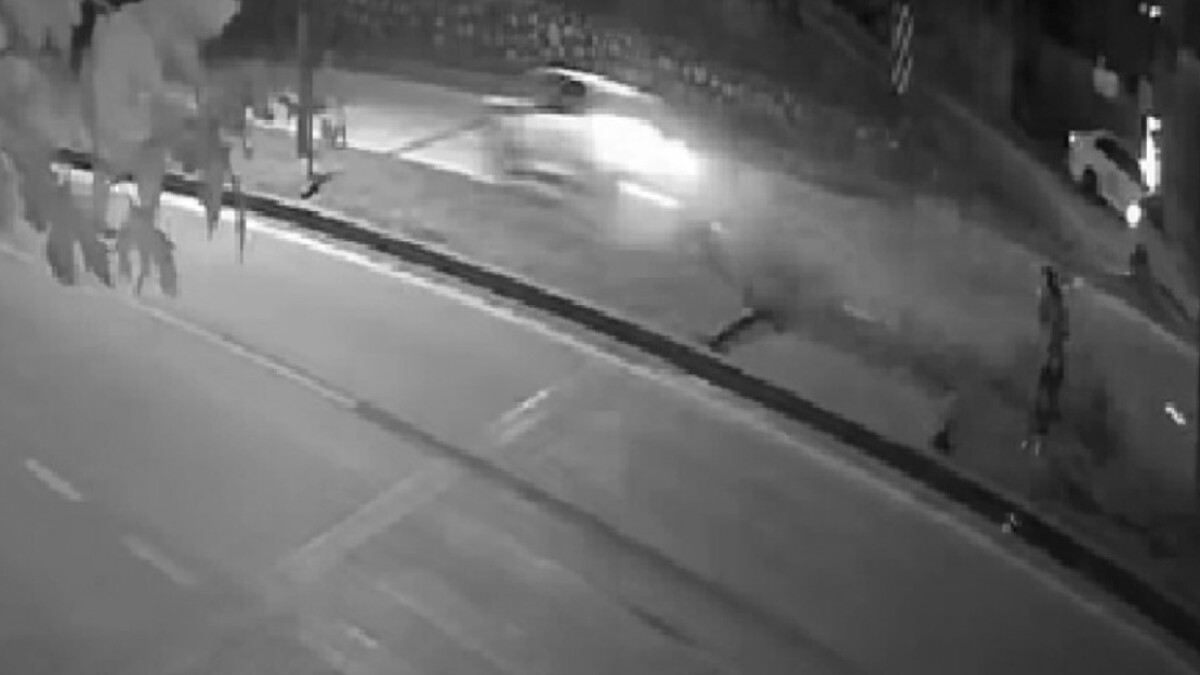 Düzce’de yayanın aracın altında kalmaktan son anda kurtulduğu anlar kameraya yansıdı