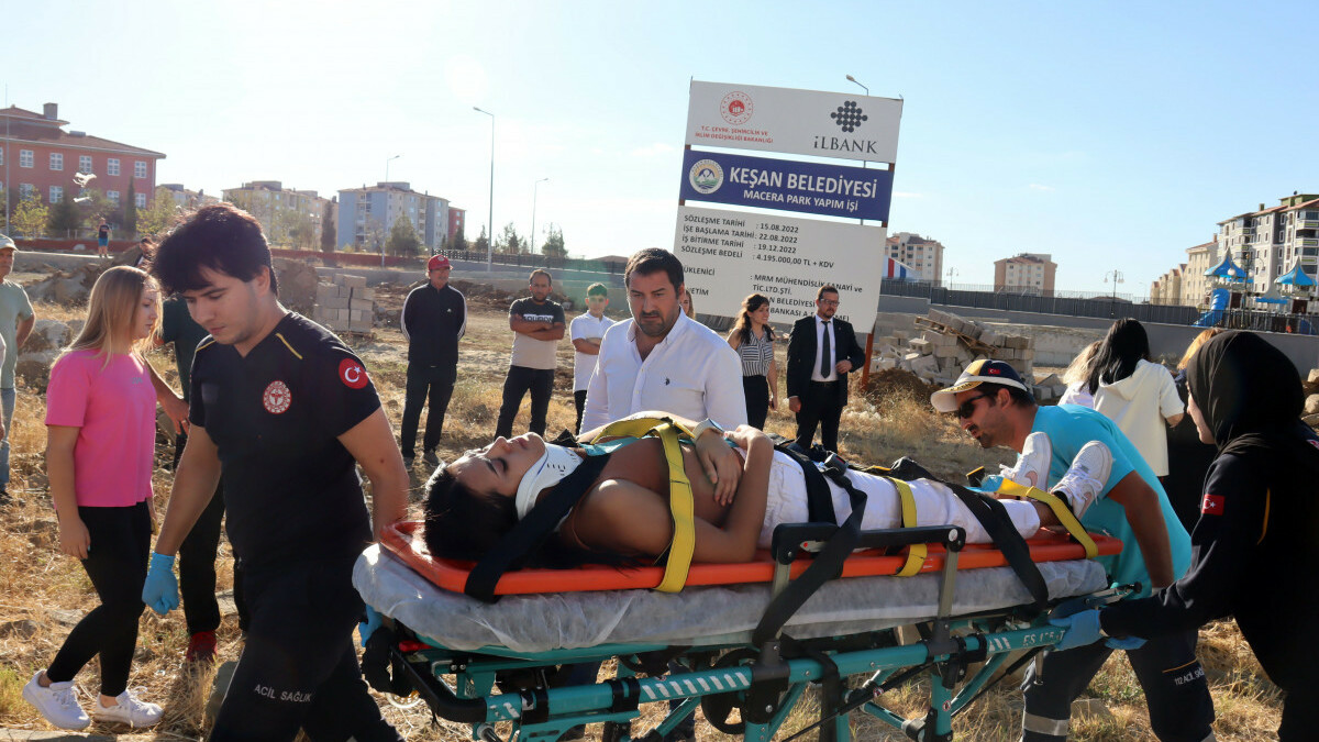 Edirne’de kontrolden çıkan otomobil önce minibüse ardından yayalara çarptı