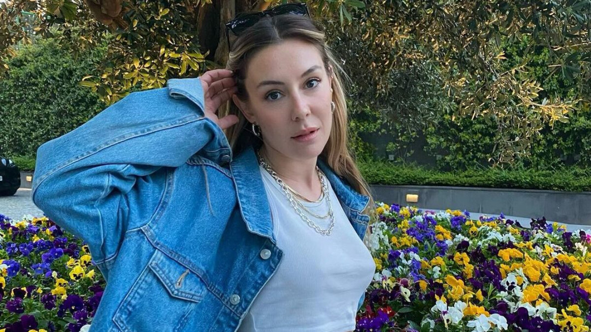 Ege Kökenli’nin mini şortlu otopark pozları beğeni topladı! ‘Alev aldı buralar’