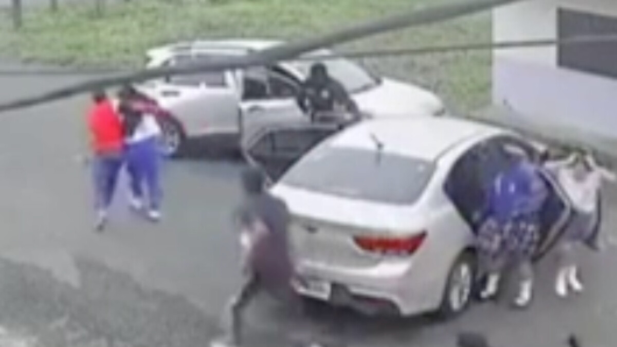 Ekvador’da silahlı saldırganların kız çocuğunu kaçırdığı anlar