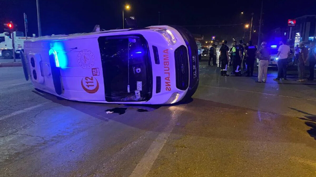 Elazığ’da kamyonet ile ambulans çarpıştığı kazada 5 kişi yaralandı
