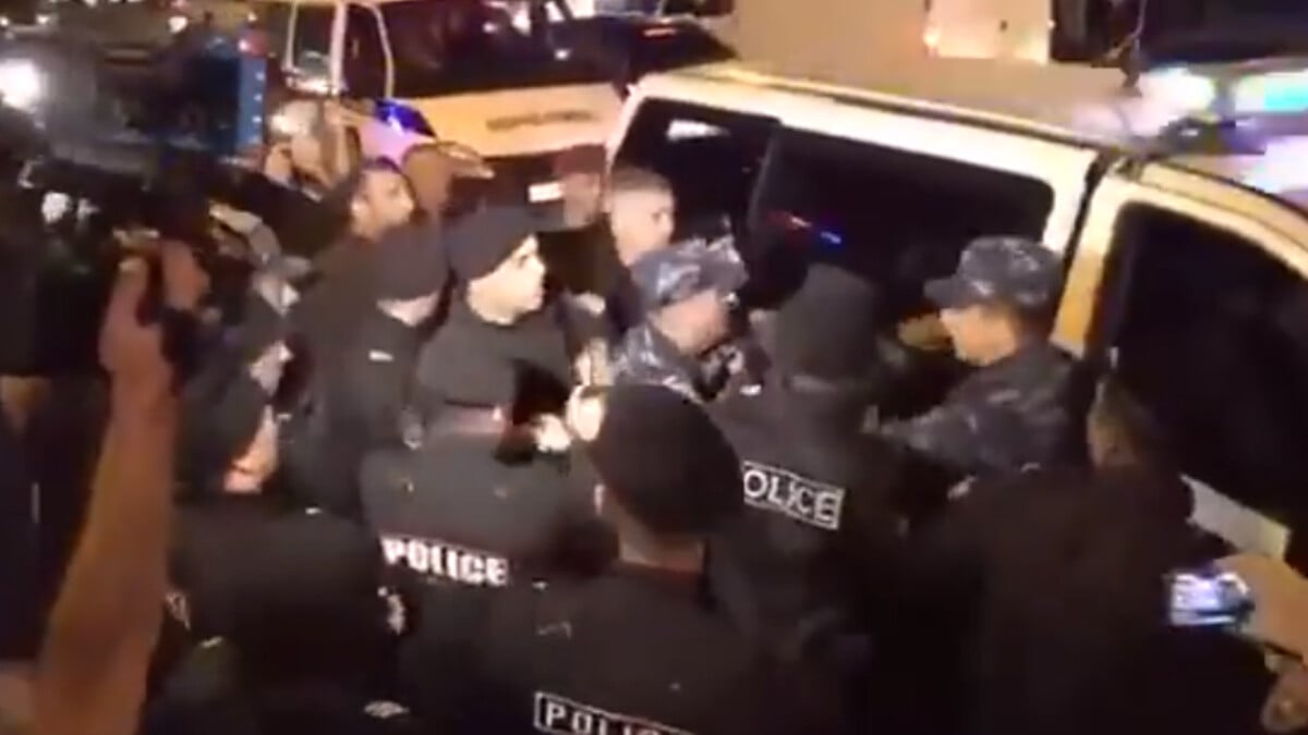 Erivan’da Paşinyan’ın istifası isteyen göstericilere Ermeni polisinden sert müdahale