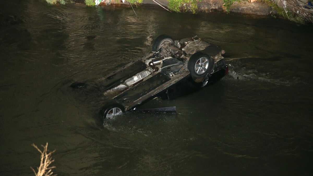 Erzurum’da otomobil dereye uçtu: 2 ölü 3 yaralı