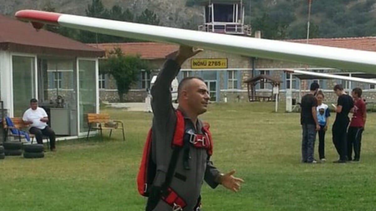 Eskişehir’de yelkenkanatlar havada çarpışı: 1 pilot öldü, diğeri yaralı