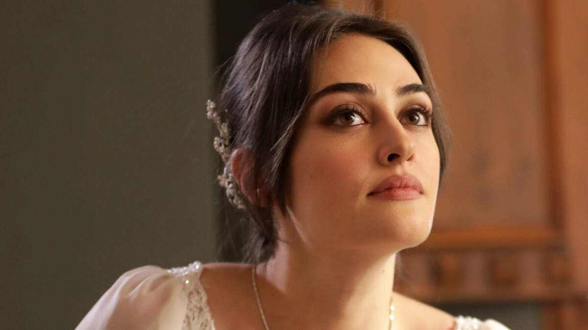 Esra Bilgiç kayıkta sere serpe uzandı! Venedik pozları sosyal medyayı salladı: “Sen bambaşka bir olaysın”