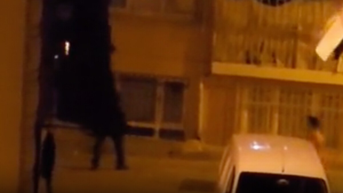 Fatih’te alacak meselesi: Husumetlisinin evine saldırdı