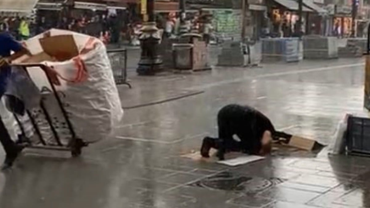 Fatih’te bir vatandaş sağanak yağmur altında namaz kıldı