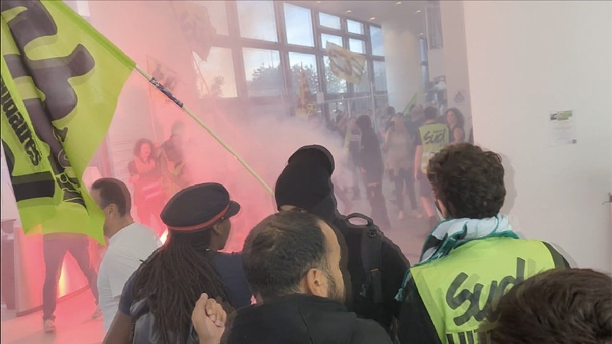 Fransa’da demiryolu işçileri bakanlık binasını bastı