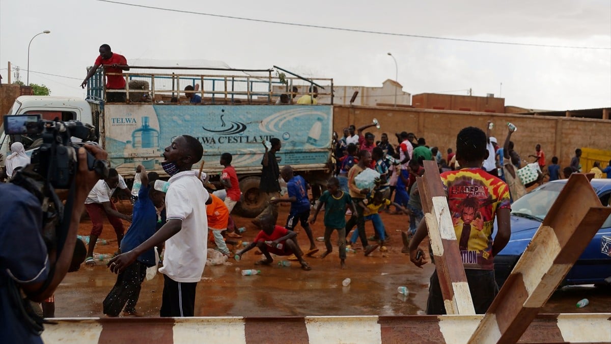 Fransa’da Nijer karşıtı olaylar… Fransız askerlerine su götüren kamyon yağmalandı