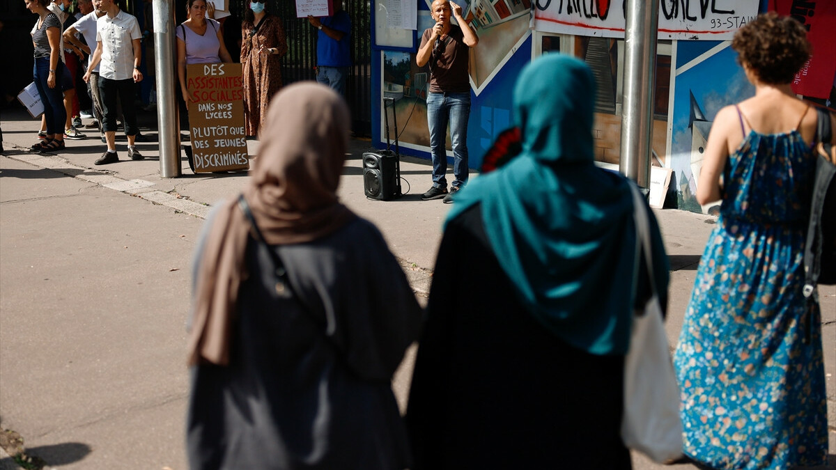 Fransa’da okullarda abaya yasağı protesto edildi