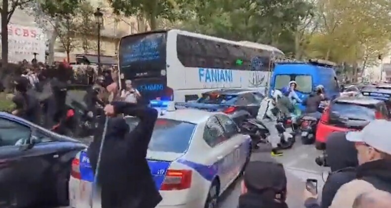 Fransa’da polis şiddetine karşı düzenlenen protestoda polisler kaçtı