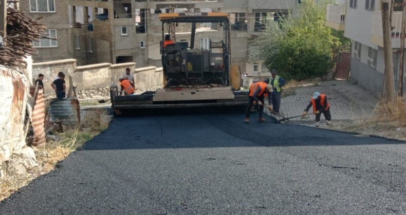 Hakkari’de 4 mahalleye ilk kez asfalt döküldü! Mahalleli iş makinelerinin başında toplandı…