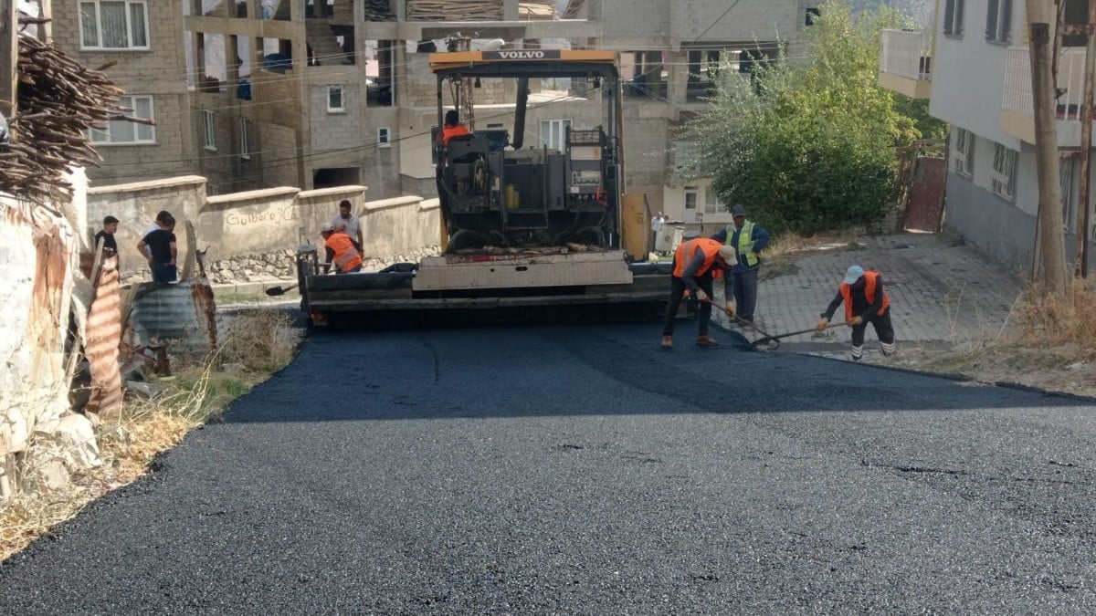 Hakkari’de 4 mahalleye ilk kez asfalt döküldü! Mahalleli iş makinelerinin başında toplandı…