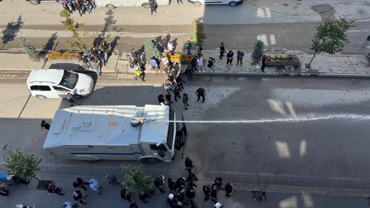 Hakkari’de izinsiz yürüyüşe polis müdahalesi: 2 gözaltı