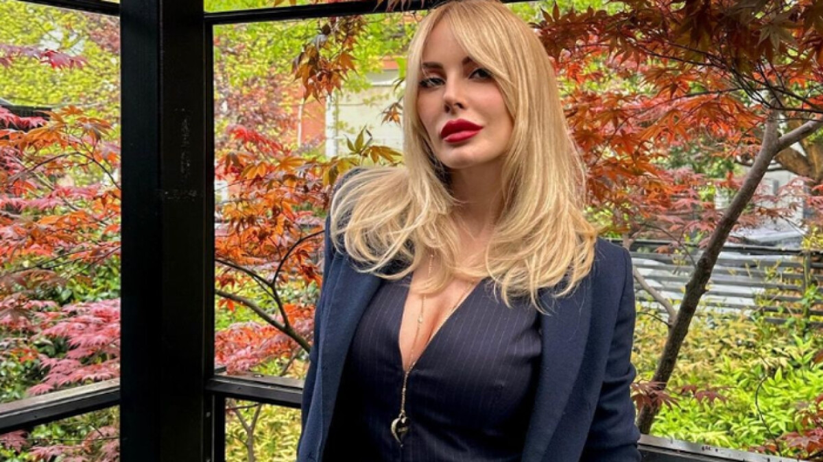 Hande Sarıoğlu cesur dekoltesiyle sosyal medyada gündem yarattı! ‘Bu fizik halis mi’