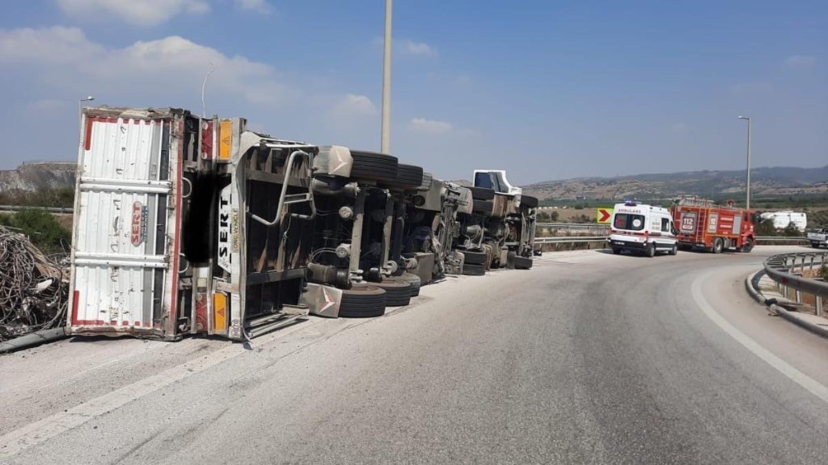 Hatay’da 2 noktada trafik kazası! 2 sürücü sıkıştı