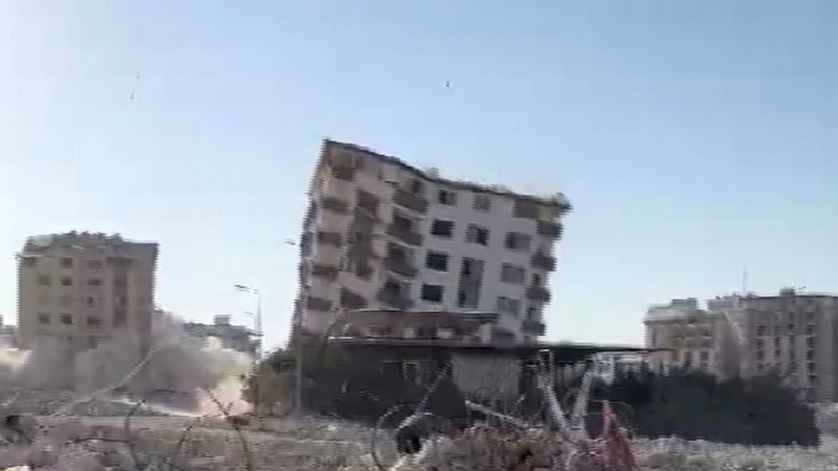 Hatay’da 3 bina dinamitle aynı anda patlatıldı