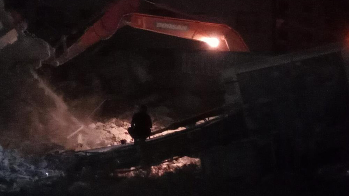 Hatay’da 6 katlı bina yıkım esnasında iş makinesinin üzerine çöktü