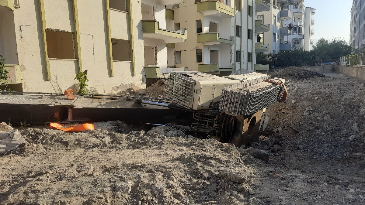 Hatay’da bina yıkımında yer yarıldı! İş makinası içine düştü…