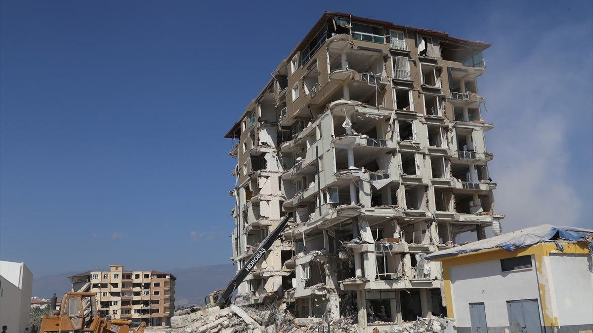 Hatay’da hasarlı binalar yıkılıyor! Vatandaşlar o anları merakla izledi