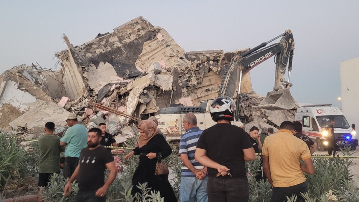 Hatay’da yıkım sırasında çöken binanın altında kalan iş makinesi operatörü öldü