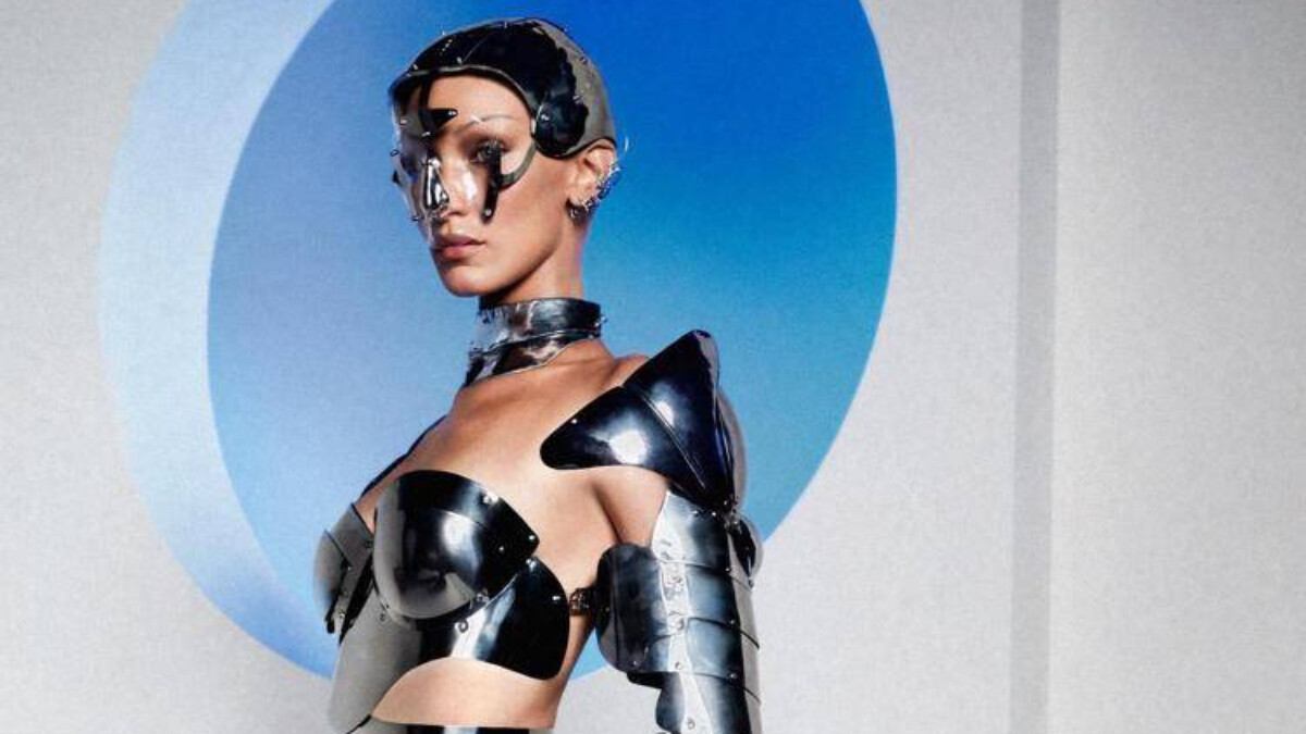Hem robota dönüştü, hem robotla öpüştü! Bella Hadid zırhlı iç çamaşırına bürünüp…