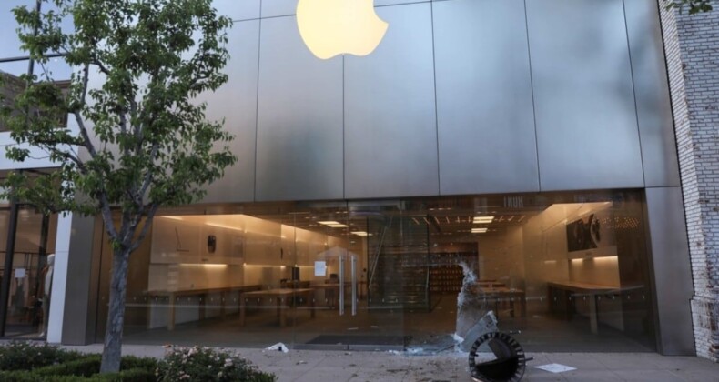 iPhone 15 çılgınlığı! ABD’de birçok Apple mağazası yağmalandı