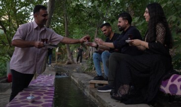 Irak ile İran’ı ayıran su kanalında çay keyfi