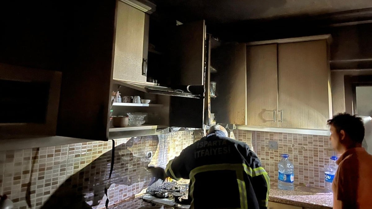 Isparta’da ocakta unutulan yağ mutfağı yaktı