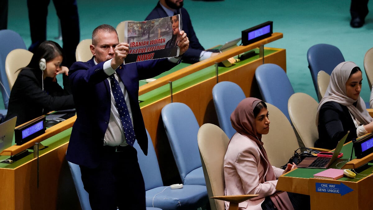 İsrail temsilcisinden BM’de konuşan İran Cumhurbaşkanı’na Emini’nin posteriyle protesto