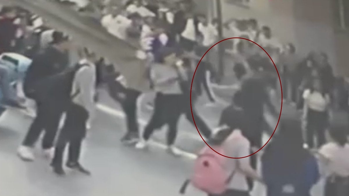 İstanbul Bağcılar’da bir kişi tartışan liselilerin arasına silahla daldı