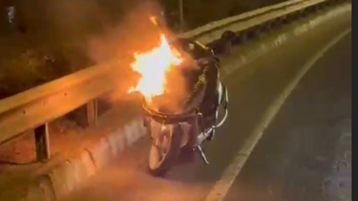 İstanbul Beyoğlu’nda kuryenin motosikleti seyir halinde alev aldı