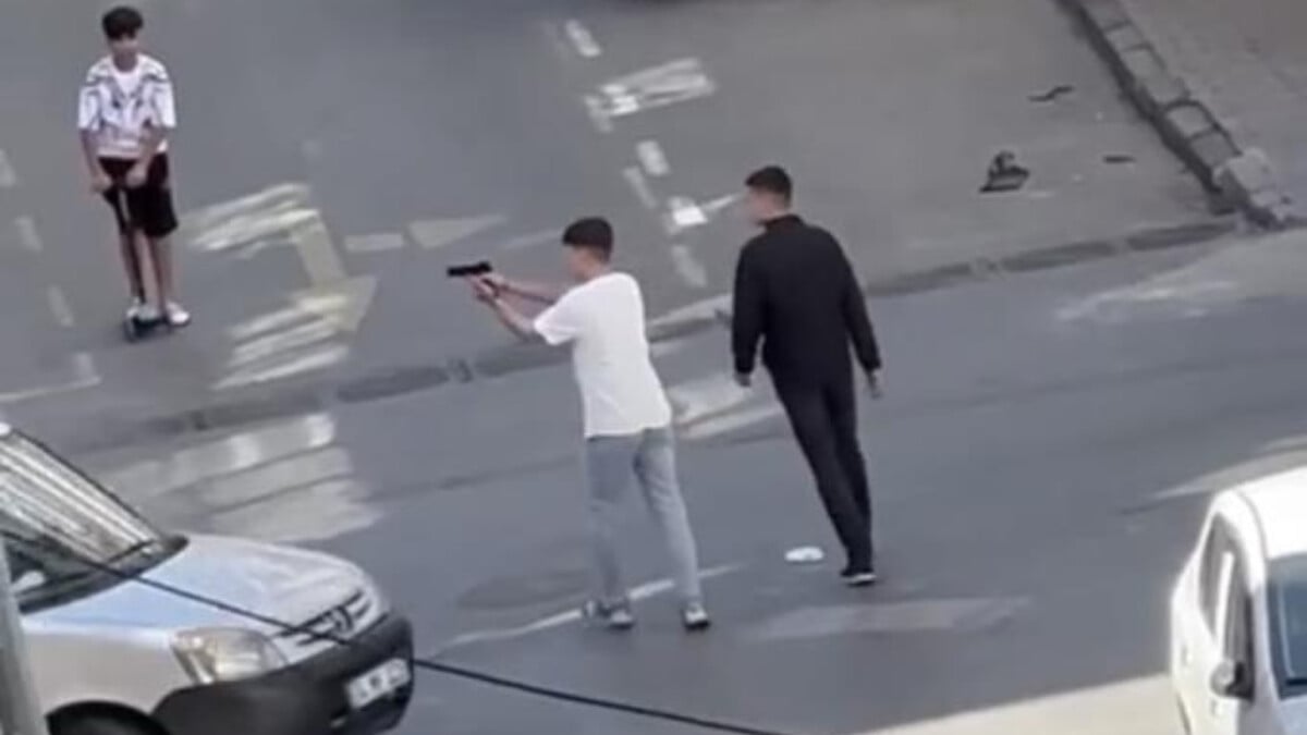 İstanbul Gaziosmanpaşa’da yoldan geçenlere silah doğrultan şüpheli yakalandı