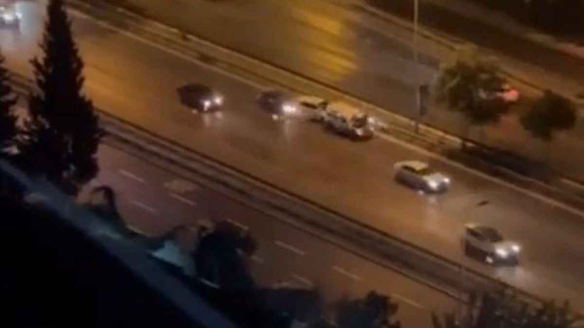 İstanbul Kartal’da arıza yapan araca arkadan gelen otomobillerin çarptığı kaza kamerada