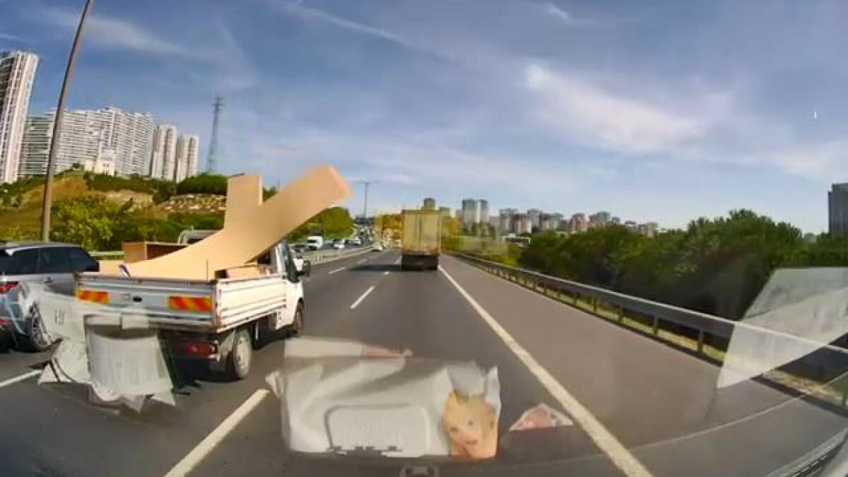 İstanbul trafiğinde tehlikeli anlar! Kamyonet kasasındaki malzemeler yola savruldu