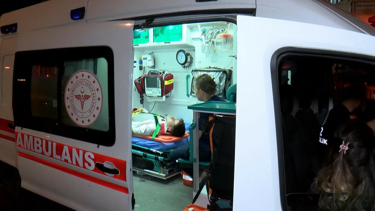 İstanbul Zeytinburnu’nda otomobilin tankere çarptığı kazada 2 kişi yaralandı