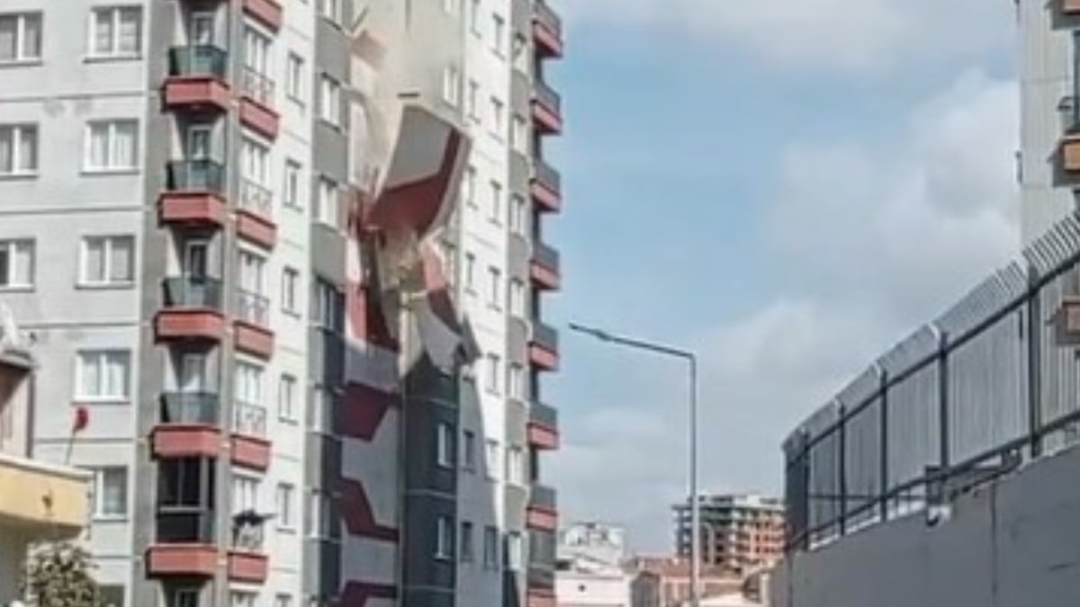 İstanbul’da 16 katlı binanın dış cephesi çöktü! Korku dolu anlar kamerada